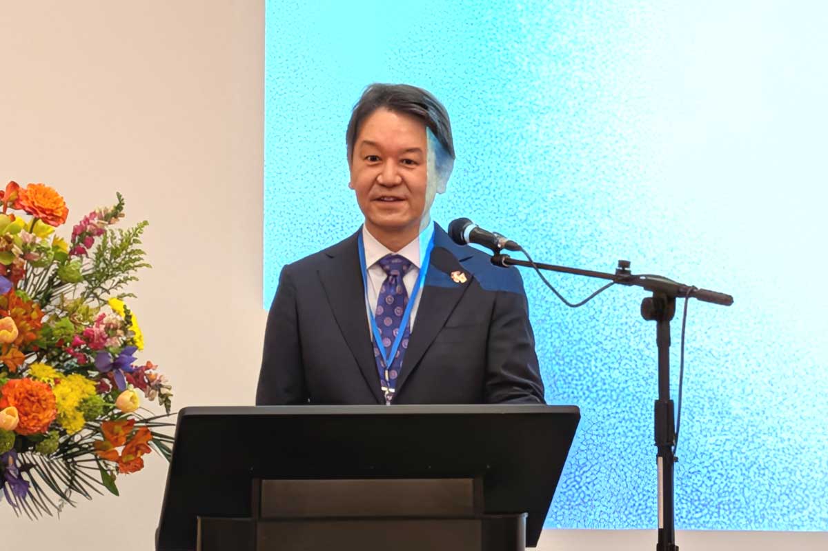 「自信を持ってがんばってください」とエールを送ったバンクーバー領事館・髙橋総領事。2026年3月7日、バンクーバー市。撮影　三島直美／日加トゥデイ