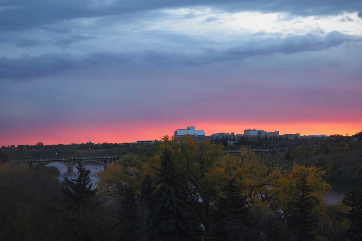 デルタ・ホテルズ・ベスボロウから眺めた日の出直後のサウスサスカチワン川（２０２３年９月、大塚圭一郎撮影）