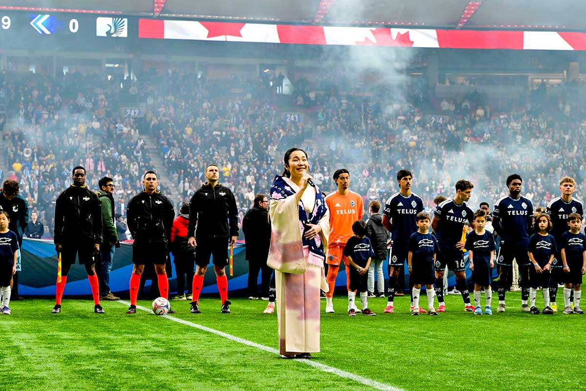 チェリーブロッサムがテーマのこの日の試合、カナダとアメリカの国歌斉唱は日本人のリサ・タカハシさん。ミネソタ・ユナイテッドFC戦。2026年3月15日、BCプレース。Photo by Koichi Saito/Japan Canada Today