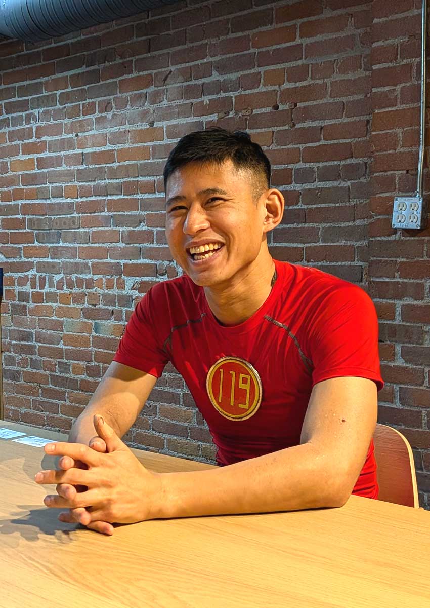 日本でも増える山火事にカナダの消防に興味を示すワタリさん。バンクーバー滞在中には2人で消防署や清掃工場を訪問した。2026年2月16日、バンクーバー市。撮影　日加トゥデイ