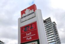 ガソリン価格、バンクーバーで1リットル2ドルを突破 2ドルを超えたメトロバンクーバーのガソリン価格。2026年3月20日。撮影 日加トゥデイ