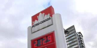 ガソリン価格、バンクーバーで1リットル2ドルを突破 2ドルを超えたメトロバンクーバーのガソリン価格。2026年3月20日。撮影 日加トゥデイ