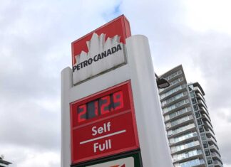 ガソリン価格、バンクーバーで1リットル2ドルを突破 2ドルを超えたメトロバンクーバーのガソリン価格。2026年3月20日。撮影 日加トゥデイ