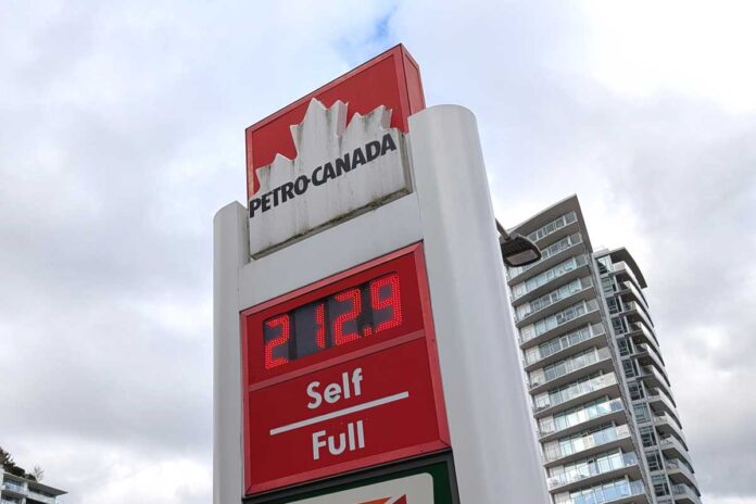 2ドルを超えたメトロバンクーバーのガソリン価格。2026年3月20日。撮影　日加トゥデイ