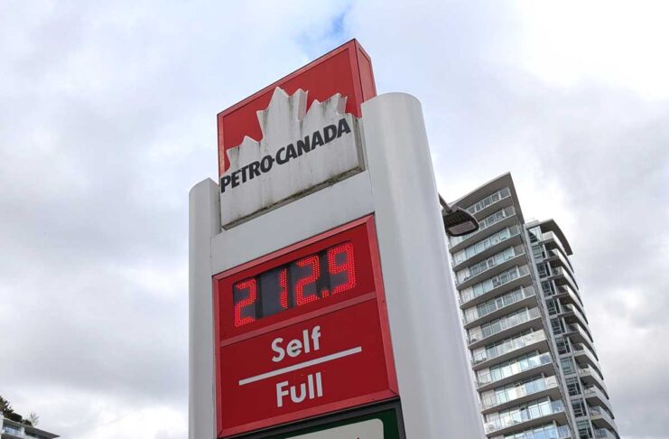 ガソリン価格、バンクーバーで1リットル2ドルを突破 2ドルを超えたメトロバンクーバーのガソリン価格。2026年3月20日。撮影 日加トゥデイ