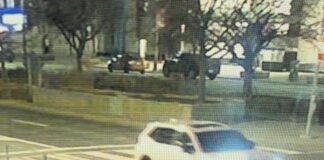 トロントで相次ぎ銃撃事件、アメリカ領事館とユダヤ教施設標的に 2026年3月10日にトロント市警が公開したアメリカ領事館を銃撃した容疑者が使用したと見られる白のホンダCR-V。Photo from Toronto Police Service website