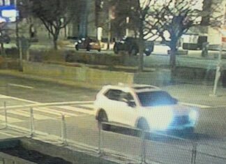 トロントで相次ぎ銃撃事件、アメリカ領事館とユダヤ教施設標的に 2026年3月10日にトロント市警が公開したアメリカ領事館を銃撃した容疑者が使用したと見られる白のホンダCR-V。Photo from Toronto Police Service website