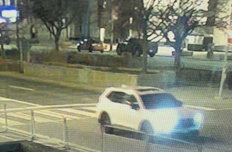 トロントで相次ぎ銃撃事件、アメリカ領事館とユダヤ教施設標的に 2026年3月10日にトロント市警が公開したアメリカ領事館を銃撃した容疑者が使用したと見られる白のホンダCR-V。Photo from Toronto Police Service website