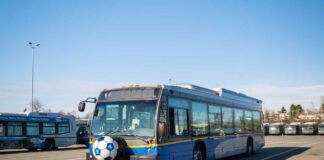トランスリンク、W杯2026に向けメトロバンクーバー運行計画を発表 トランスリンクのワールドカップ仕様サッカーバス。Photo by Translink
