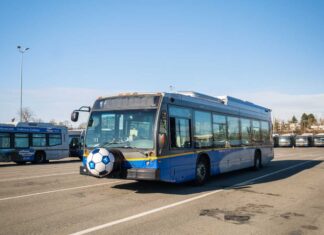 トランスリンク、W杯2026に向けメトロバンクーバー運行計画を発表 トランスリンクのワールドカップ仕様サッカーバス。Photo by Translink