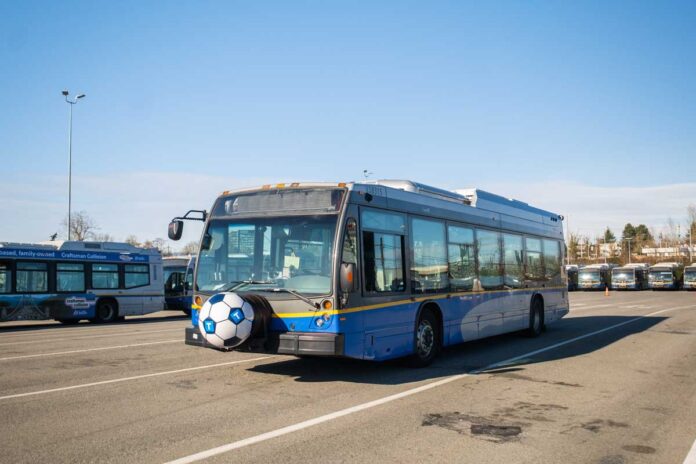 トランスリンクのワールドカップ仕様サッカーバス。Photo by Translink