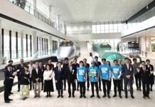 日本一の鉄道旅行に四国をローカル線で周遊ツアー 第15回鉄旅オブザイヤー 鉄旅オブザイヤーの受賞者と関係者(鉄旅オブザイヤー実行委員会提供)