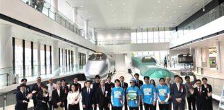 日本一の鉄道旅行に四国をローカル線で周遊ツアー 第15回鉄旅オブザイヤー 鉄旅オブザイヤーの受賞者と関係者(鉄旅オブザイヤー実行委員会提供)