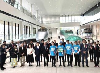 日本一の鉄道旅行に四国をローカル線で周遊ツアー 第15回鉄旅オブザイヤー 鉄旅オブザイヤーの受賞者と関係者(鉄旅オブザイヤー実行委員会提供)