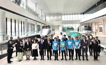 日本一の鉄道旅行に四国をローカル線で周遊ツアー 第15回鉄旅オブザイヤー 鉄旅オブザイヤーの受賞者と関係者(鉄旅オブザイヤー実行委員会提供)