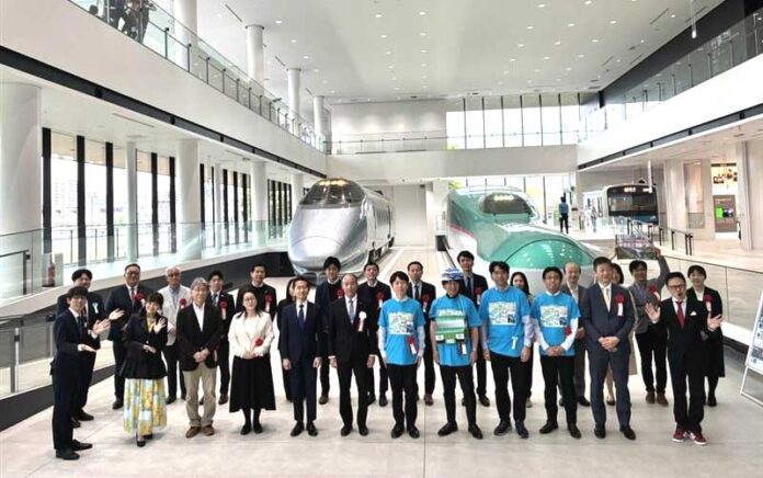 鉄旅オブザイヤーの受賞者と関係者（鉄旅オブザイヤー実行委員会提供）