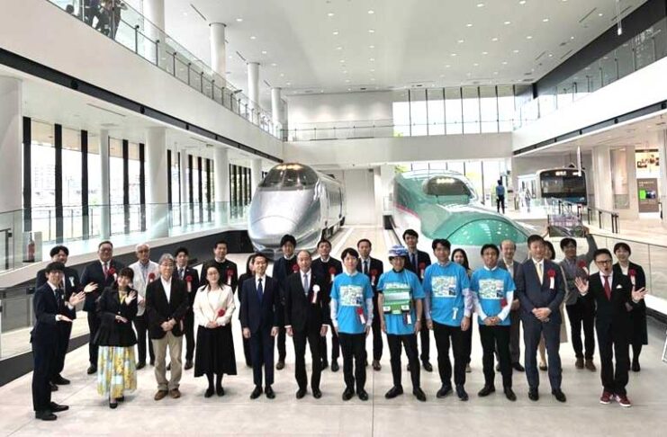 日本一の鉄道旅行に四国をローカル線で周遊ツアー 第15回鉄旅オブザイヤー 鉄旅オブザイヤーの受賞者と関係者(鉄旅オブザイヤー実行委員会提供)