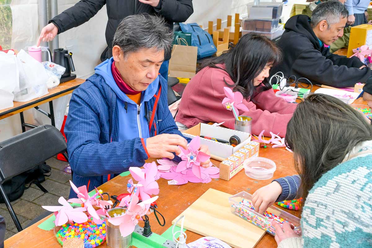 毎年ブースを出している建友会。今年も人気の風車作りでChildren’s Hospitalへの募金を呼び掛けた。2026年4月11日、バンクーバー市。写真　斉藤光一／日加トゥデイ