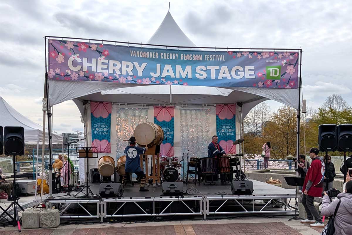 開会式の後、和太鼓の演奏が行われていた「Cherry Jam Stage」。2026年3月28日、バンクーバー市。撮影　日加トゥデイ