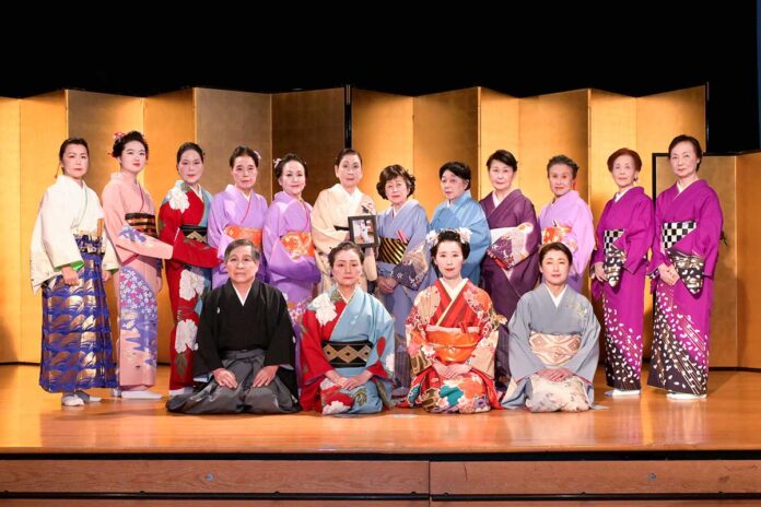 「西川流カナダ彩月会」全員で。2026年3月28日、バーナビー市。写真提供　西川流カナダ彩月会／撮影　斉藤光一