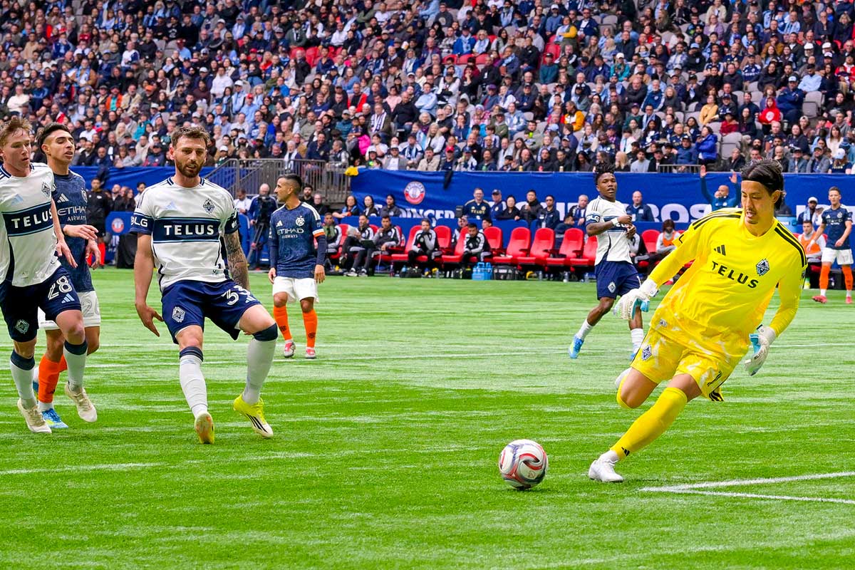 固い守りで得点を与えないGK高丘とホワイトキャップスのディフェンダー陣。2026年4月11日、バンクーバー市BCプレース。Photo by Koichi Saito/Japan Canada Today
