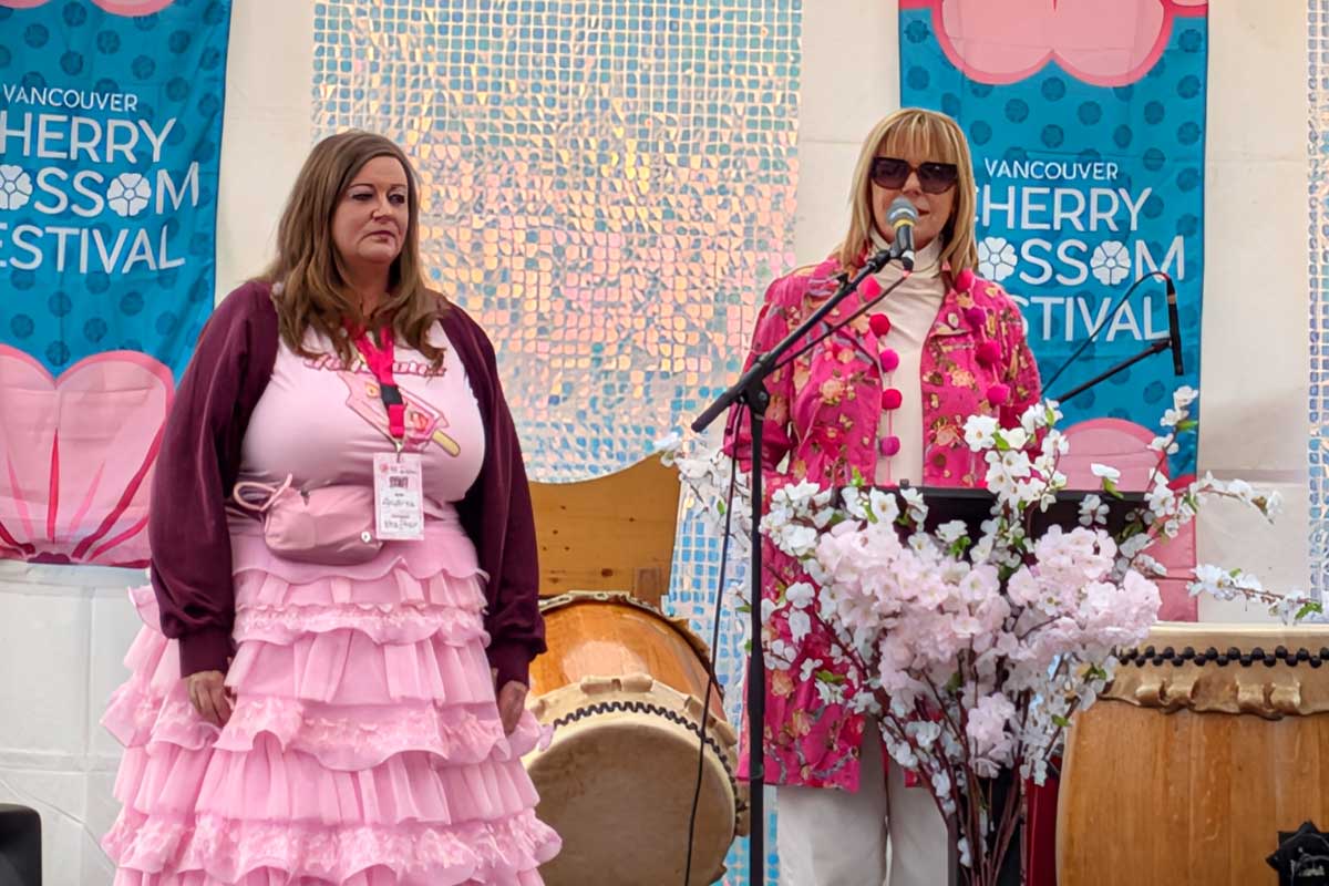 バンクーバー桜まつり開会式であいさつする発起人のリンダ・ポールさん（右）と先にあいさつを終えたアンドレア・アーノットさん。2026年3月28日、バンクーバー市。撮影　日加トゥデイ