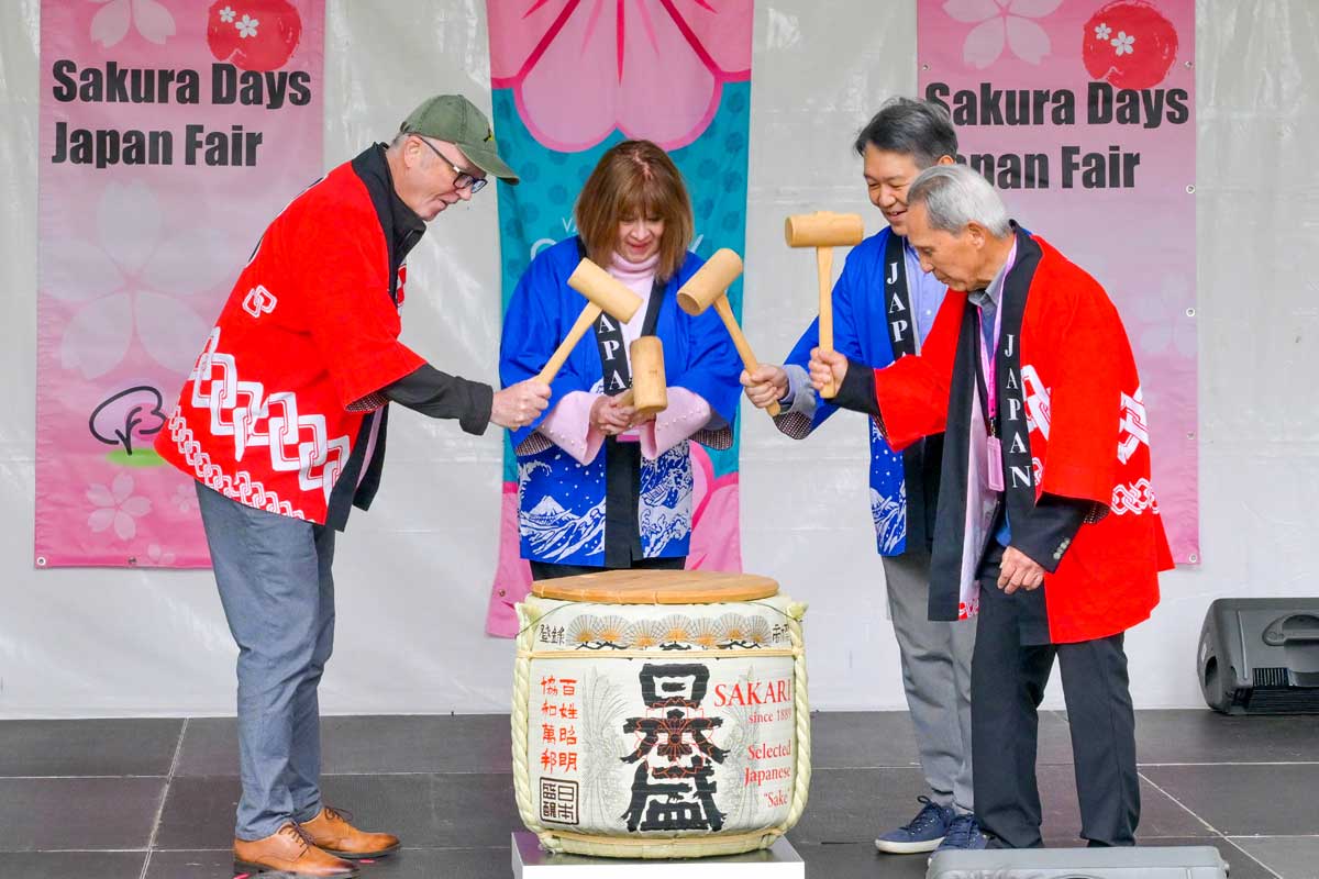 開会式で恒例の鏡開き。左から、バンクーバー市公園庁トム・ディグビー委員長、アン・ガスリー＝ワーマンさん、在バンクーバー日本国総領事館・髙橋良明総領事、さくらデイズ・ジャパンフェア塚本隆史実行委員長。2026年4月11日、バンクーバー市。写真　斉藤光一／日加トゥデイ