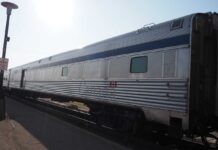 「カナダ“乗り鉄”の旅」第35回 まさかのロストバゲージ!受け取りに遅れたツケの意外な結末 シリーズ「カナディアン」【9】 カナディアンに連結されている荷物車(サスカチューンで大塚圭一郎撮影)