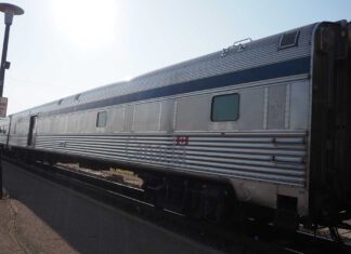 「カナダ“乗り鉄”の旅」第35回 まさかのロストバゲージ!受け取りに遅れたツケの意外な結末 シリーズ「カナディアン」【9】 カナディアンに連結されている荷物車(サスカチューンで大塚圭一郎撮影)