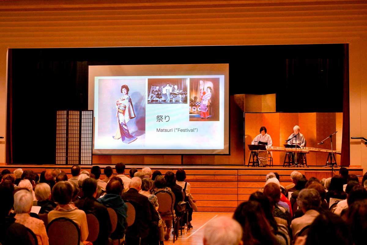 第1部終了後の休憩時間に琴の音色と共に紹介されたスライドショー「舞い続けた人生：西川佳洋メモリアル・フォトストーリー」。2026年3月28日、バーナビー市。写真提供　西川流カナダ彩月会／撮影　斉藤光一