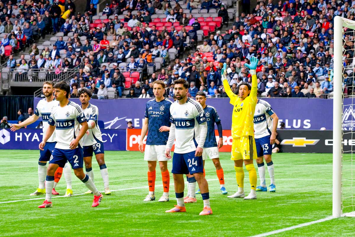 相手のコーナーキックに備えるホワイトキャップス。2026年4月11日、バンクーバー市BCプレース。Photo by Koichi Saito/Japan Canada Today