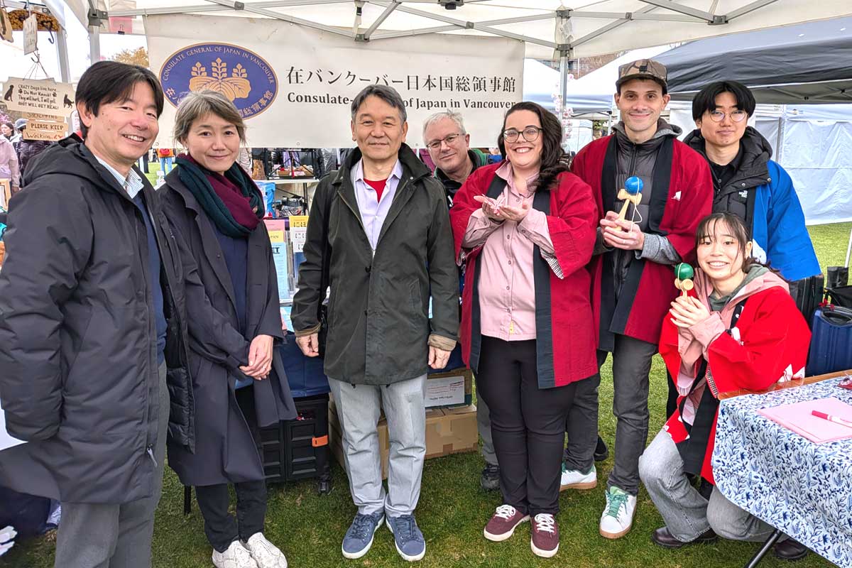 毎年参加しているバンクーバー総領事館ブース。髙橋総領事（左から3番目）と杉尾透首席領事（左端）、領事館スタッフと一緒に。2026年3月28日、バンクーバー市。撮影　日加トゥデイ