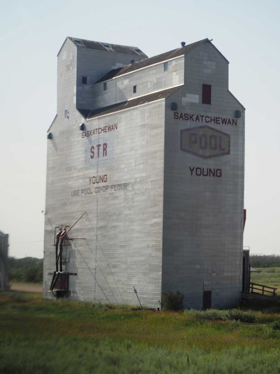 カナディアンから眺めたサスカチューン近郊のグレーンエレベーター（サスカチューンで大塚圭一郎撮影）