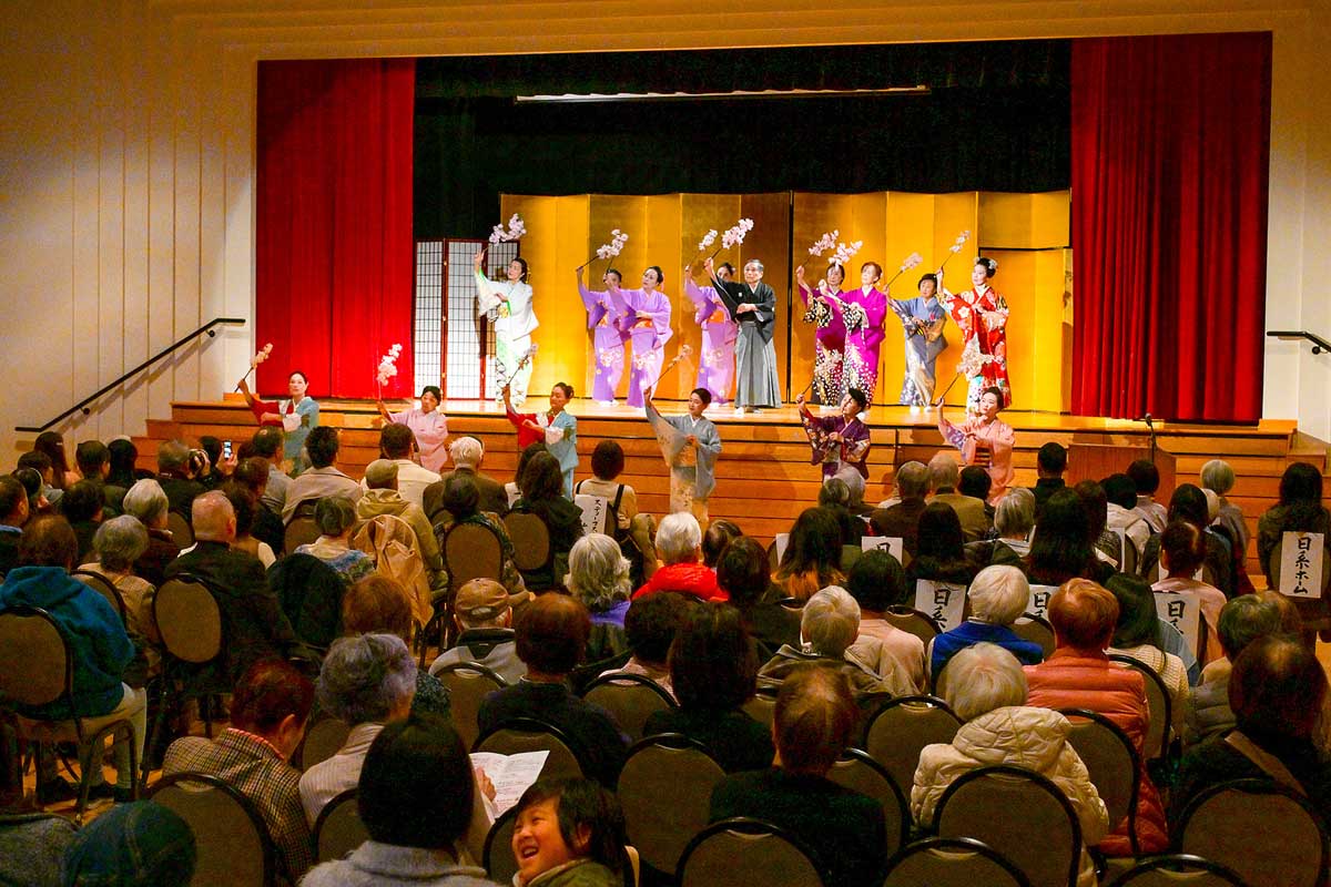 最後に全員で舞った「さくらさくら」。2026年3月28日、バーナビー市。写真提供　西川流カナダ彩月会／撮影　斉藤光一