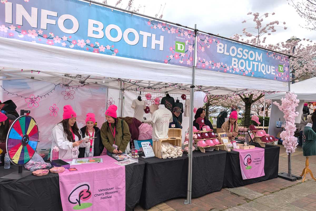 バンクーバー桜まつり実行委員会のブース。2026年3月28日、バンクーバー市。撮影　日加トゥデイ