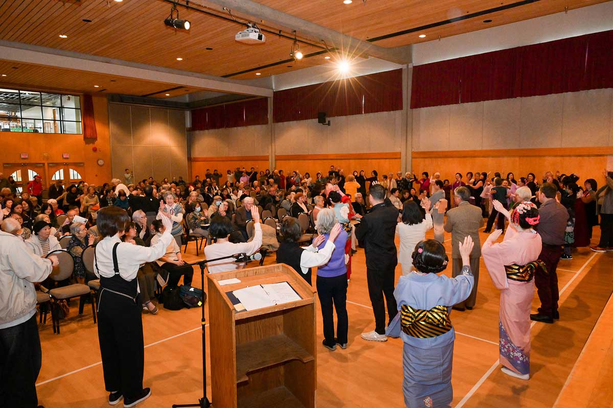 来場者も一緒に炭坑節を踊る。2026年3月28日、バーナビー市。写真提供　西川流カナダ彩月会／撮影　斉藤光一