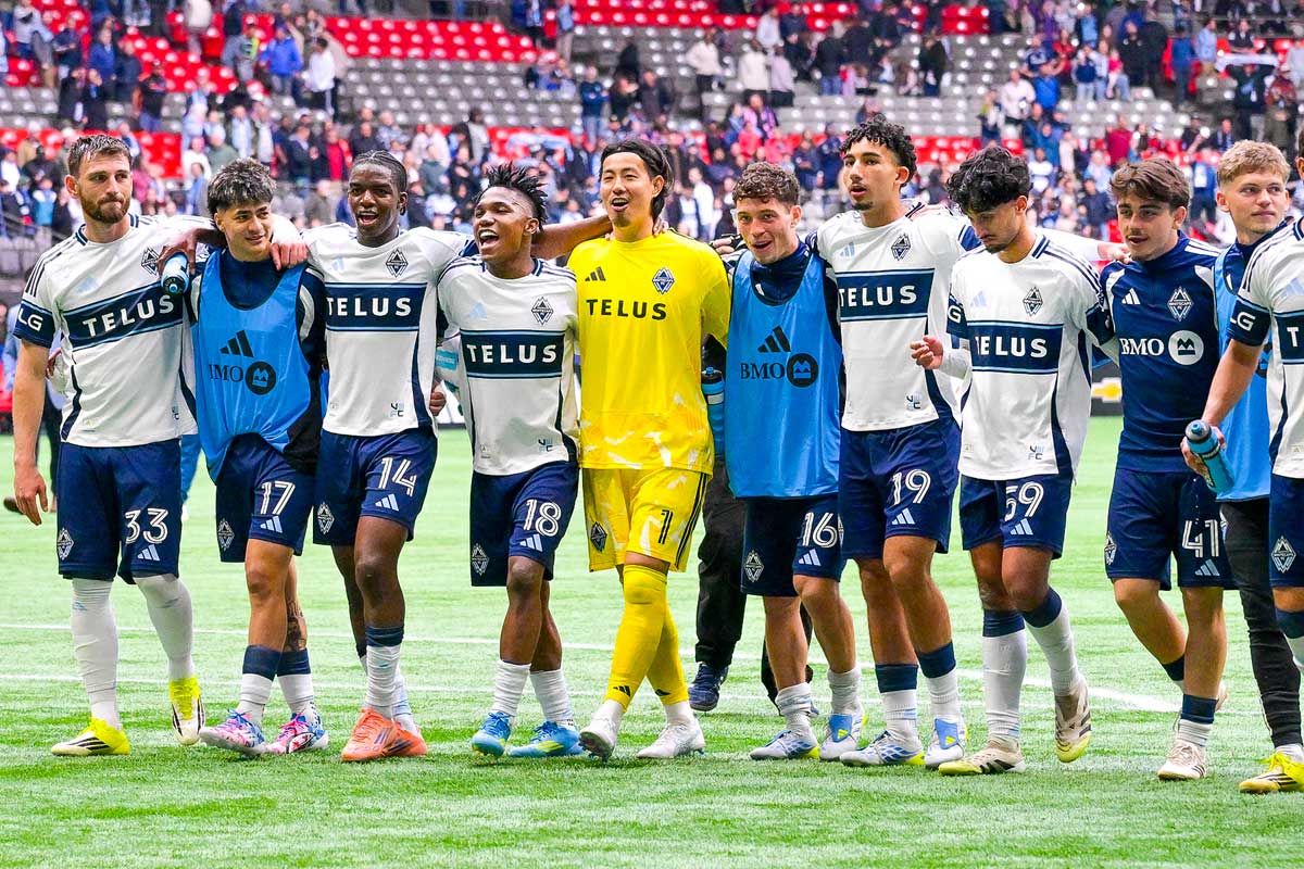 恒例の勝利の「スタンド・バイ・ミー」。2026年4月11日、バンクーバー市BCプレース。Photo by Koichi Saito/Japan Canada Today