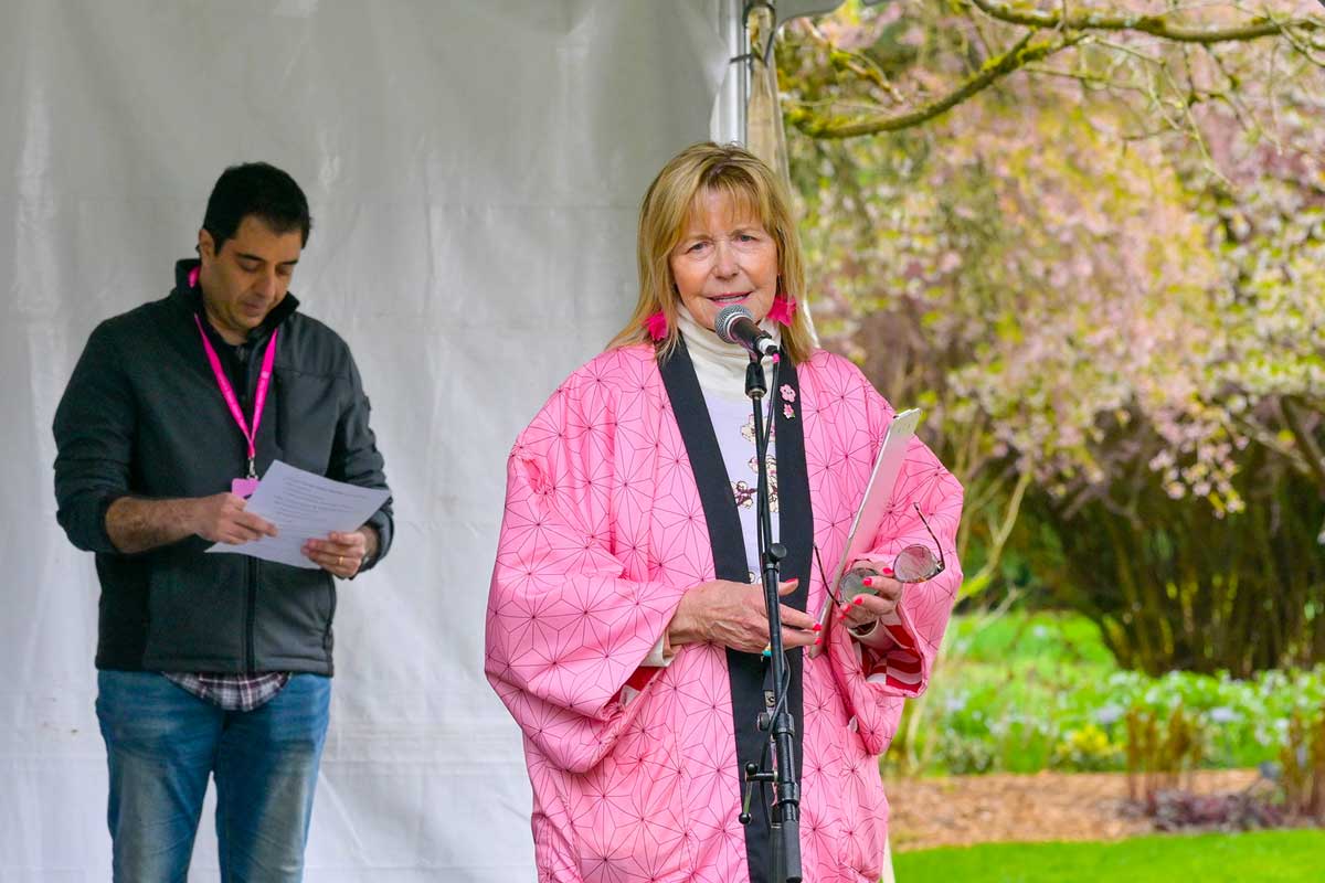 開会式であいさつするバンクーバー桜まつり発起人のリンダ・ポールさん。2026年4月11日、バンクーバー市。写真　斉藤光一／日加トゥデイ