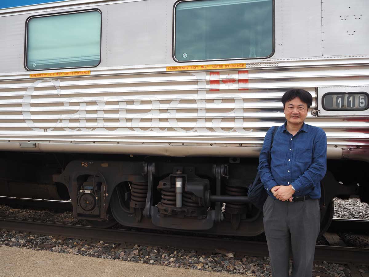 カナディアンの客車の前に立つ筆者