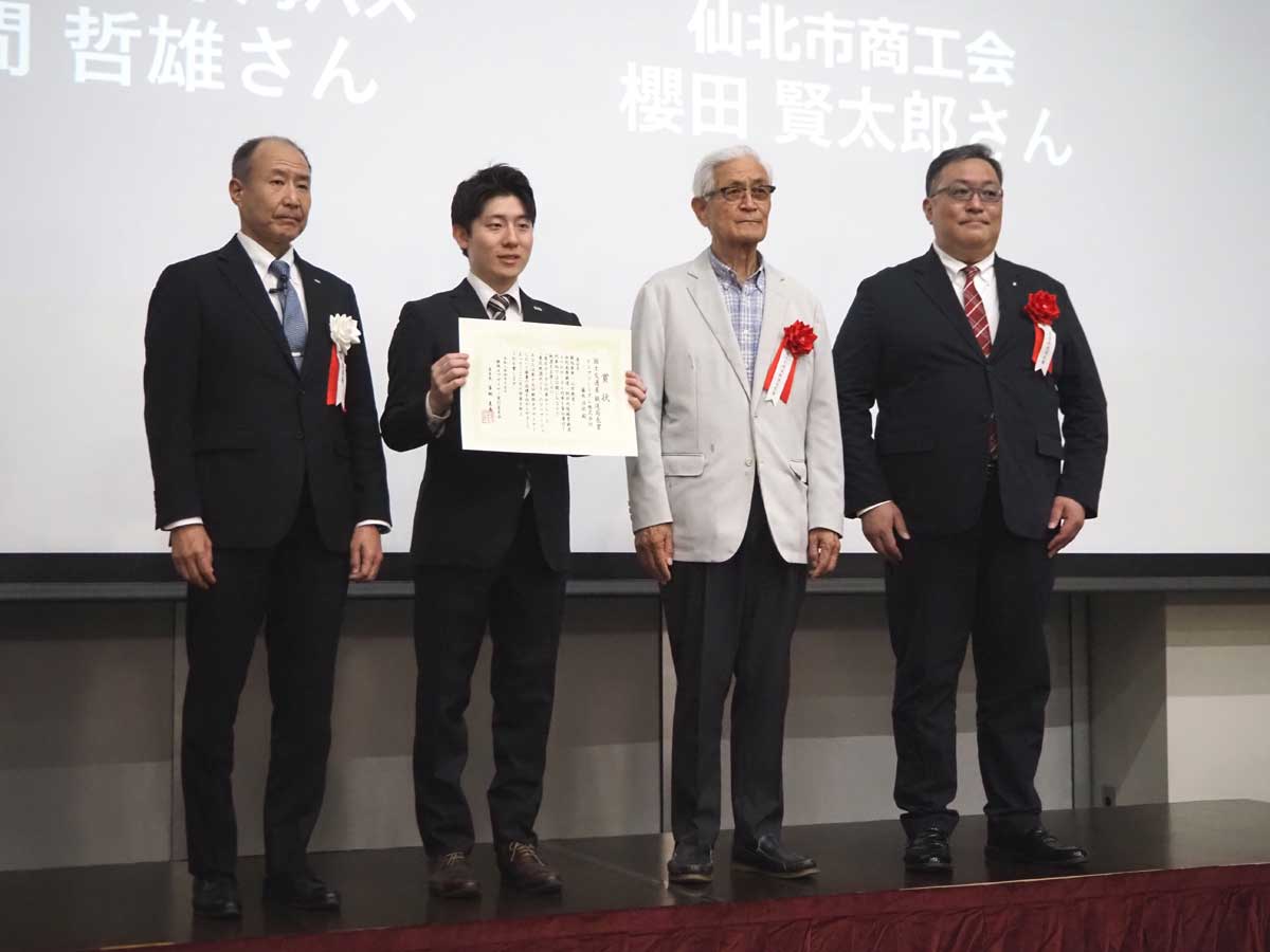 鉄旅オブザイヤー実行委員会の吉田圭吾委員長（一番左）と、鉄旅オブザイヤーの国土交通省鉄道局長賞を受けたクラブツーリズムの関係者ら（大塚圭一郎撮影）