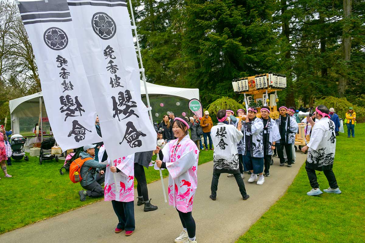 開会式の前に神輿を担いで会場内を練り歩き盛り上げた晩香坡櫻會。2026年4月11日、バンクーバー市。写真　斉藤光一／日加トゥデイ