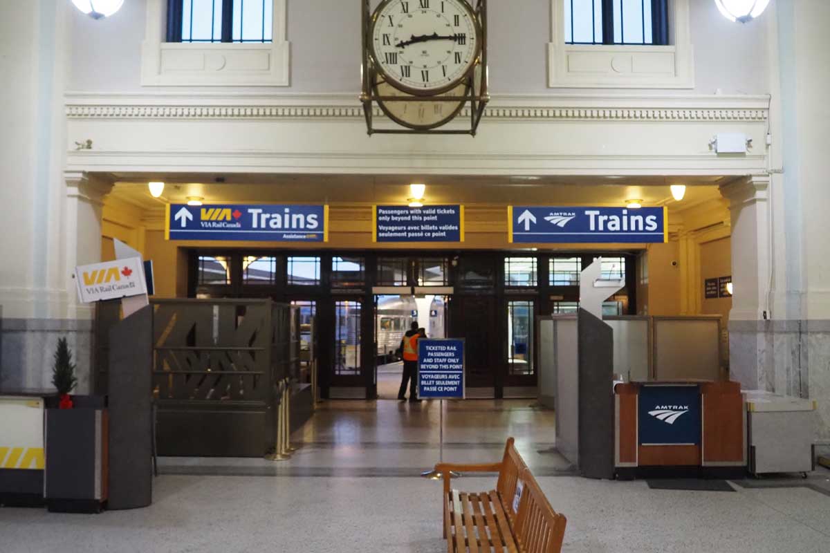 ＶＩＡ鉄道カナダのバンクーバー・パシフィック・セントラル駅の構内（大塚圭一郎撮影）