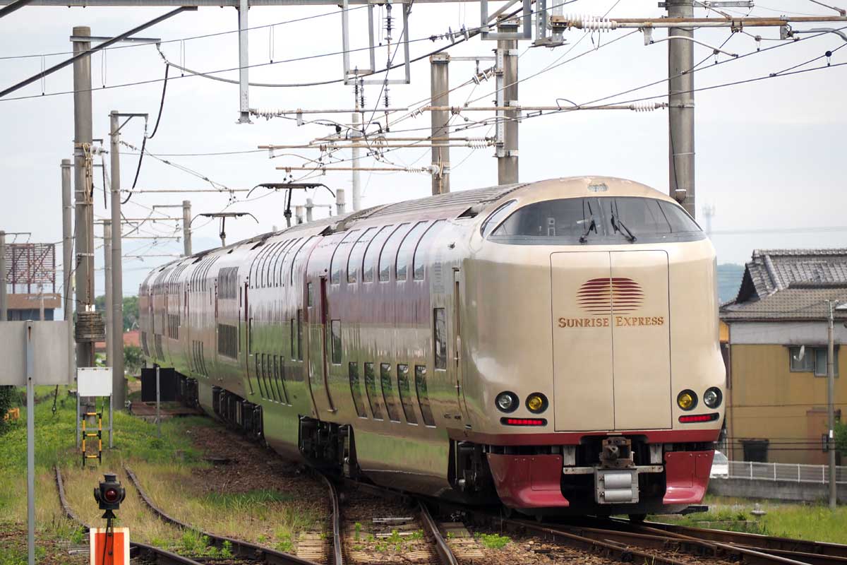 鉄旅オブザイヤーの優秀賞を受けた阪急交通社のツアーで使った寝台特急列車「サンライズエクスプレス」（大塚圭一郎撮影）