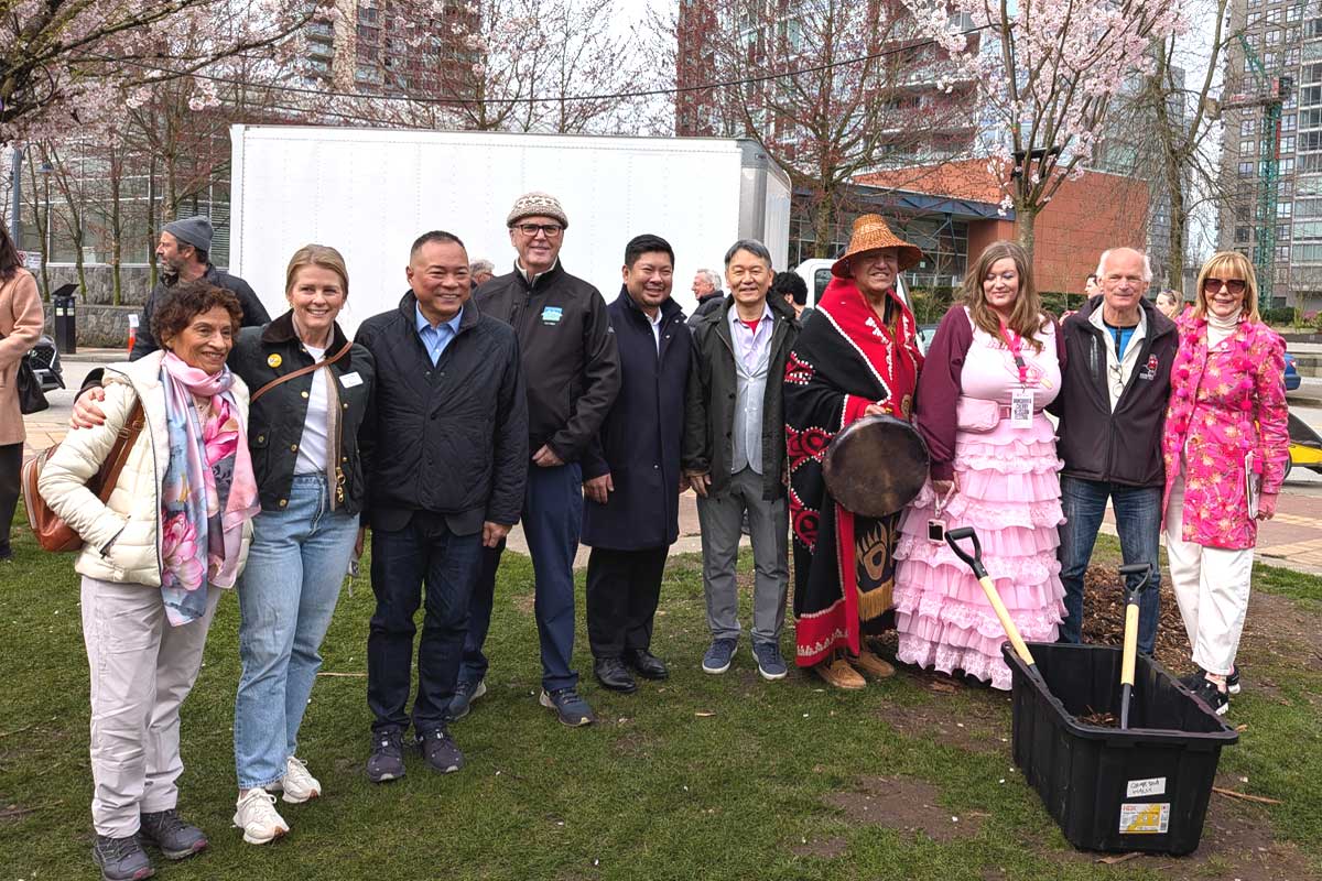 植樹式を終えて、関係者で記念撮影。2026年3月28日、バンクーバー市。撮影　日加トゥデイ