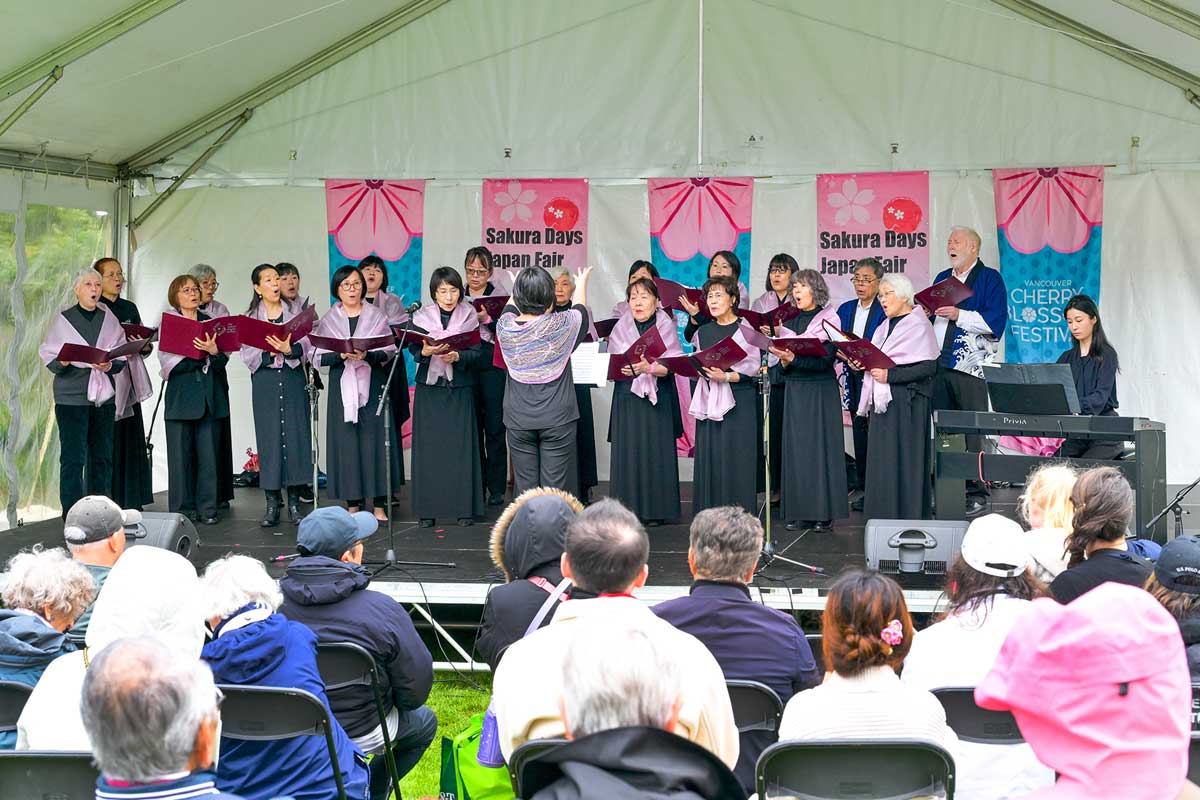 春の歌声を響かせたさくらシンガーズ。2026年4月11日、バンクーバー市。写真　斉藤光一／日加トゥデイ