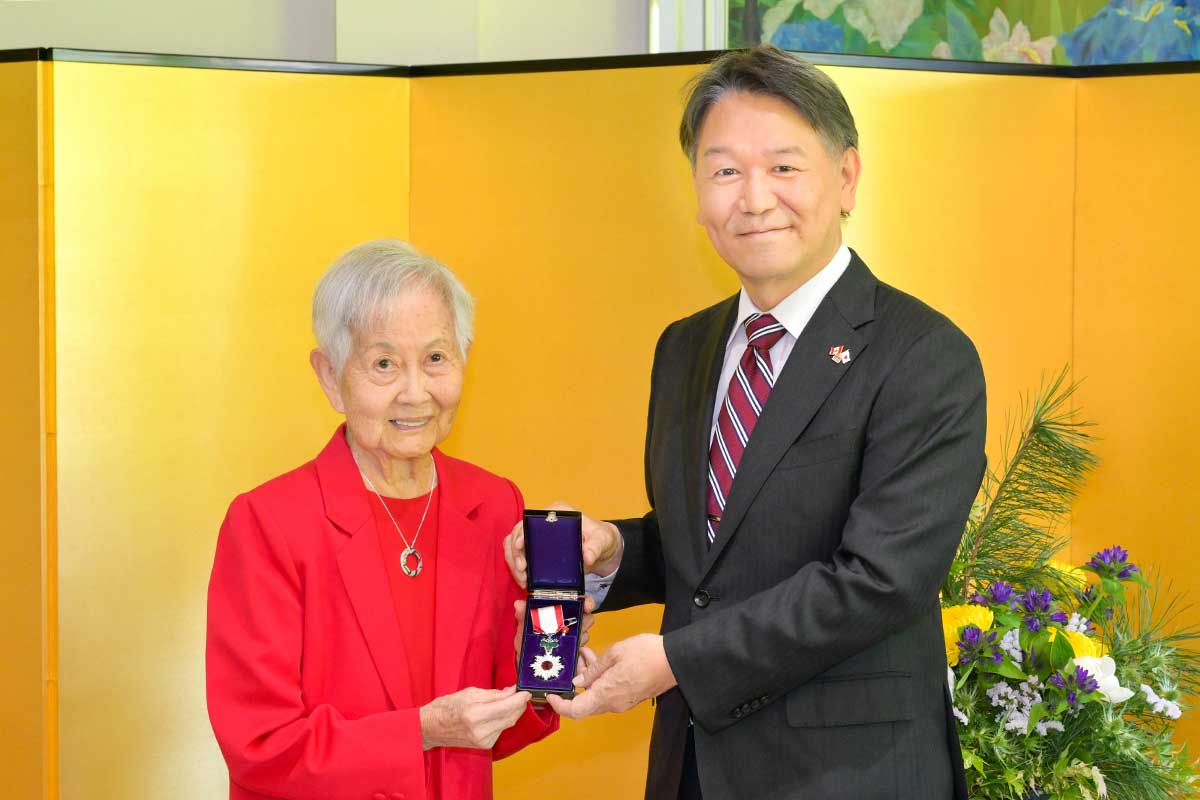 勲章を手に記念撮影するメアリー・キタガワさん(左)と髙橋良明総領事。2026年5月22日、バンクーバー市。写真 斉藤光一/日加トゥデイ
