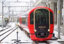 「カナダ“乗り鉄”の旅」第36回 「国内最大級」の窓を備えた新潟の観光列車、“手本”はカナダにあった! 走る芸術品・雪月花【上】 えちごトキめき鉄道の「えちごトキめきリゾート雪月花」(新潟県上越市で大塚圭一郎撮影)