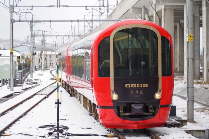 えちごトキめき鉄道の「えちごトキめきリゾート雪月花」（新潟県上越市で大塚圭一郎撮影）