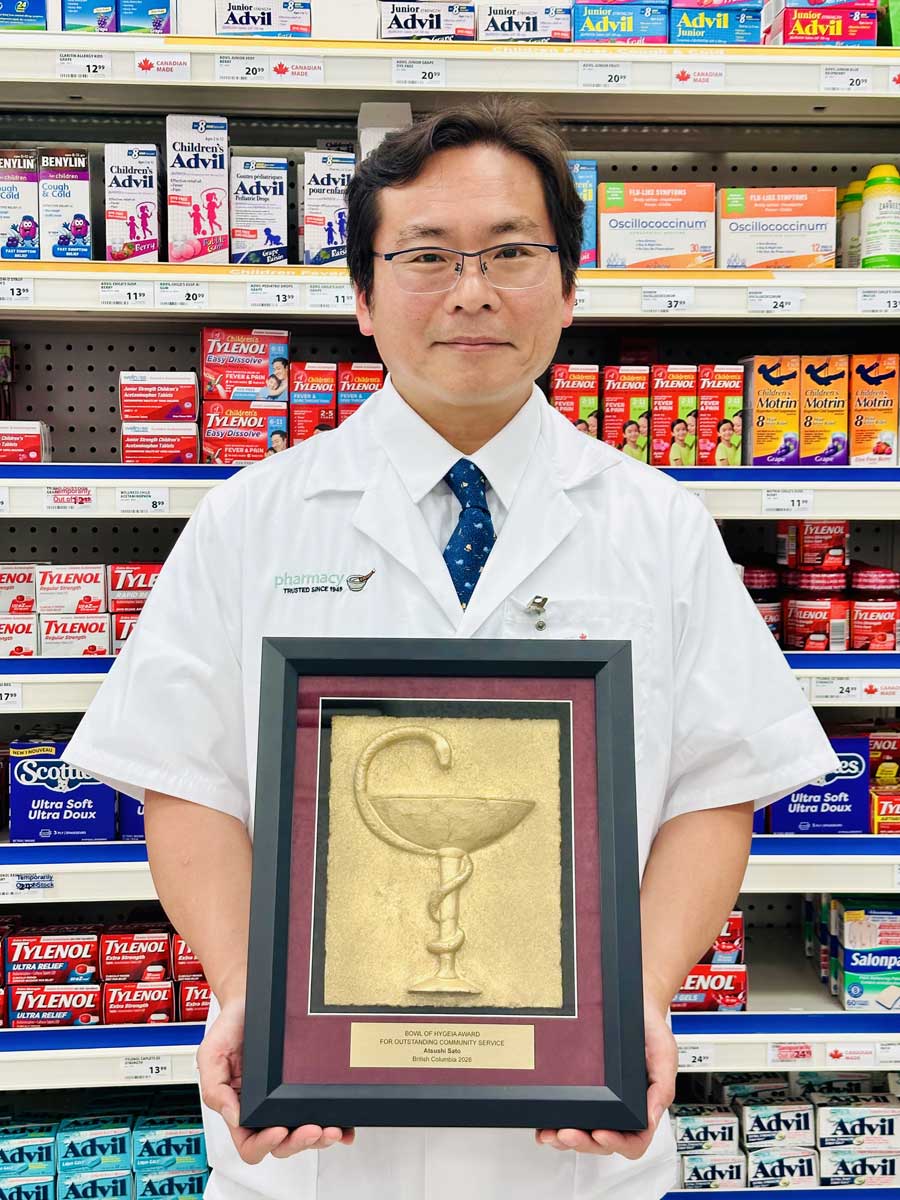 授賞式で受け取った表彰盾を手に、佐藤厚さん。写真提供　佐藤厚さん