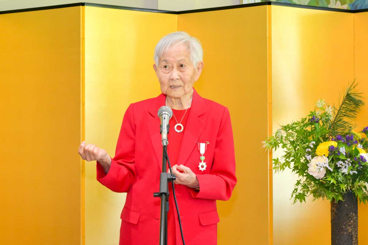 勲章を胸にスピーチするキタガワさん。受章の実現に尽力してくれた一人ひとりへの感謝を丁寧に言葉にした。2026年5月22日、バンクーバー市。写真 斉藤光一/日加トゥデイ